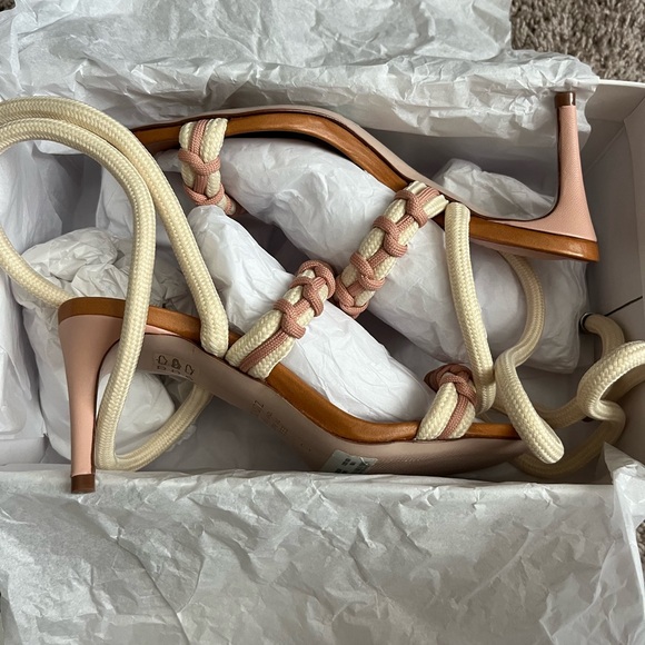 NWT Schutz Kirah Sandal in Nude & Cream - Picture 2 of 7